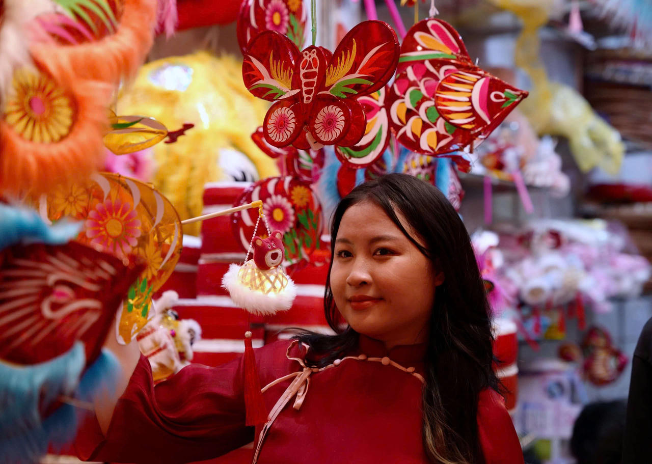 Giới trẻ đổ xô lên Hàng Mã 'check in' trước Tết Trung thu