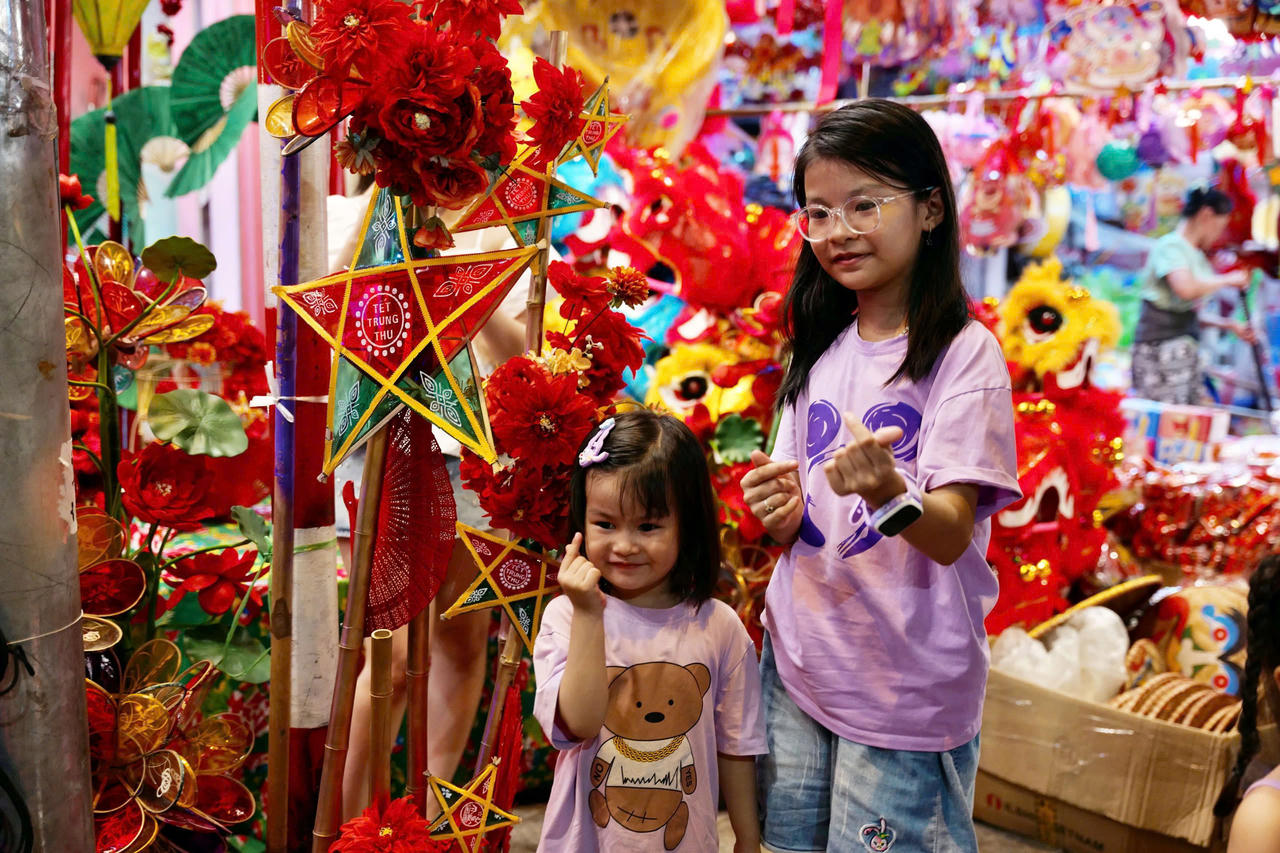 Giới trẻ đổ xô lên Hàng Mã 'check in' trước Tết Trung thu