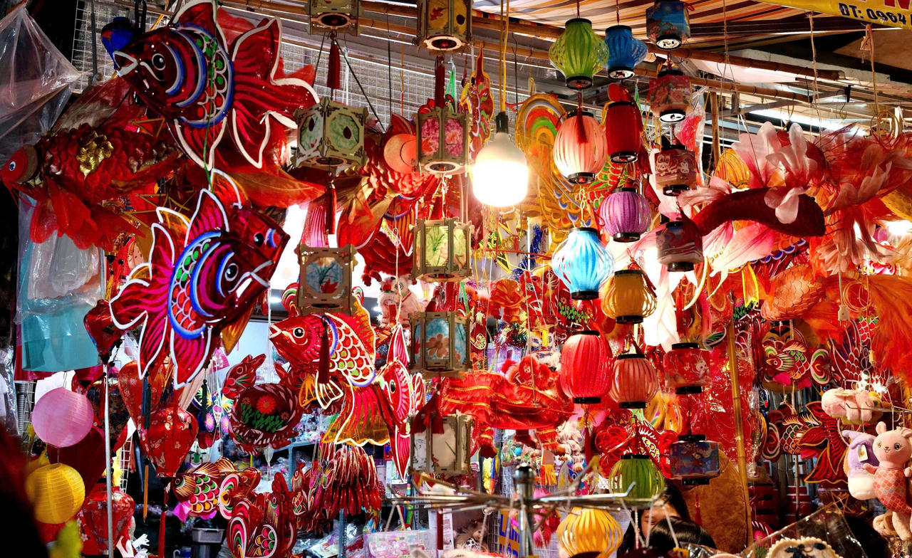 Giới trẻ đổ xô lên Hàng Mã 'check in' trước Tết Trung thu