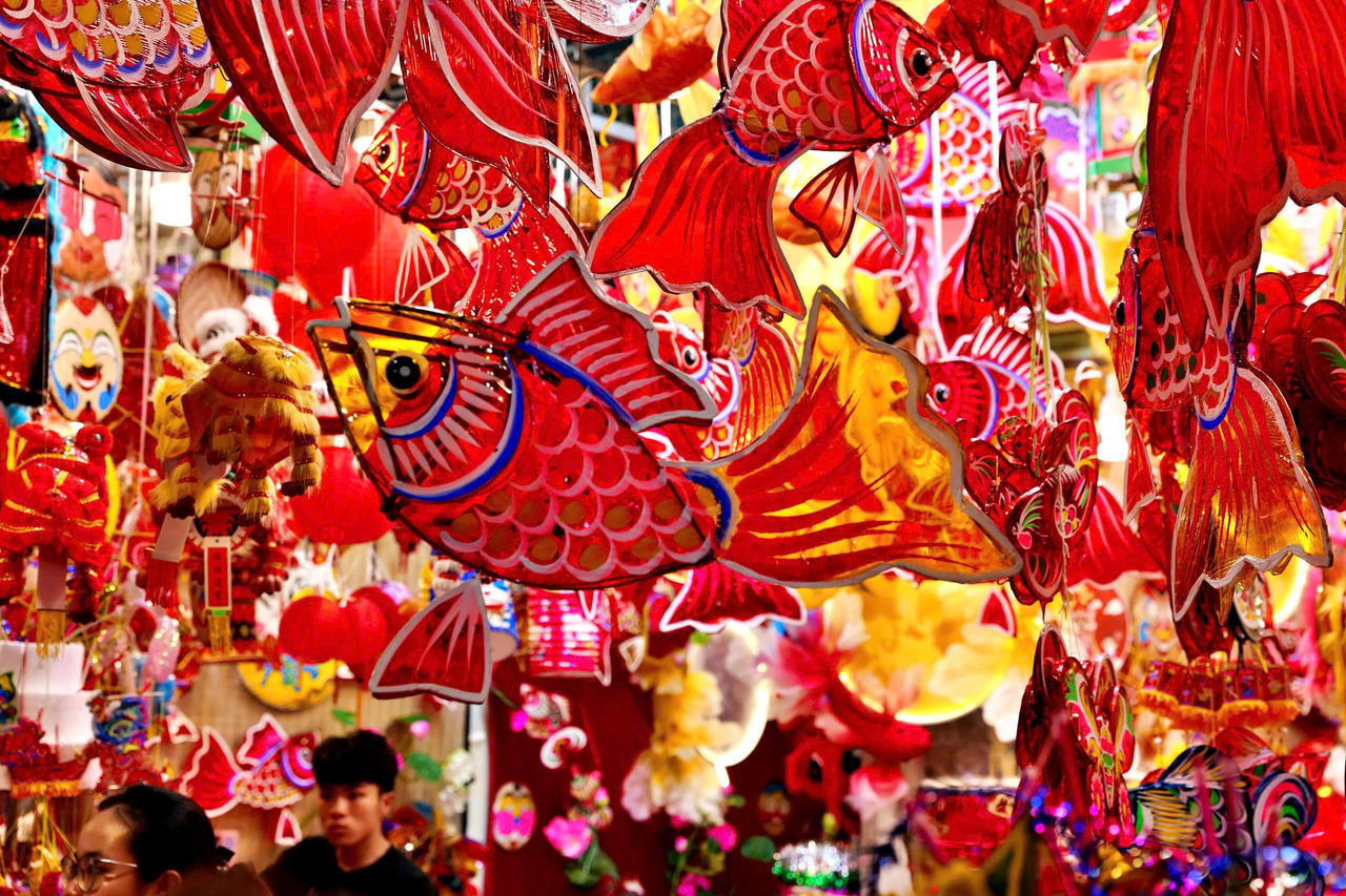 Giới trẻ đổ xô lên Hàng Mã 'check in' trước Tết Trung thu