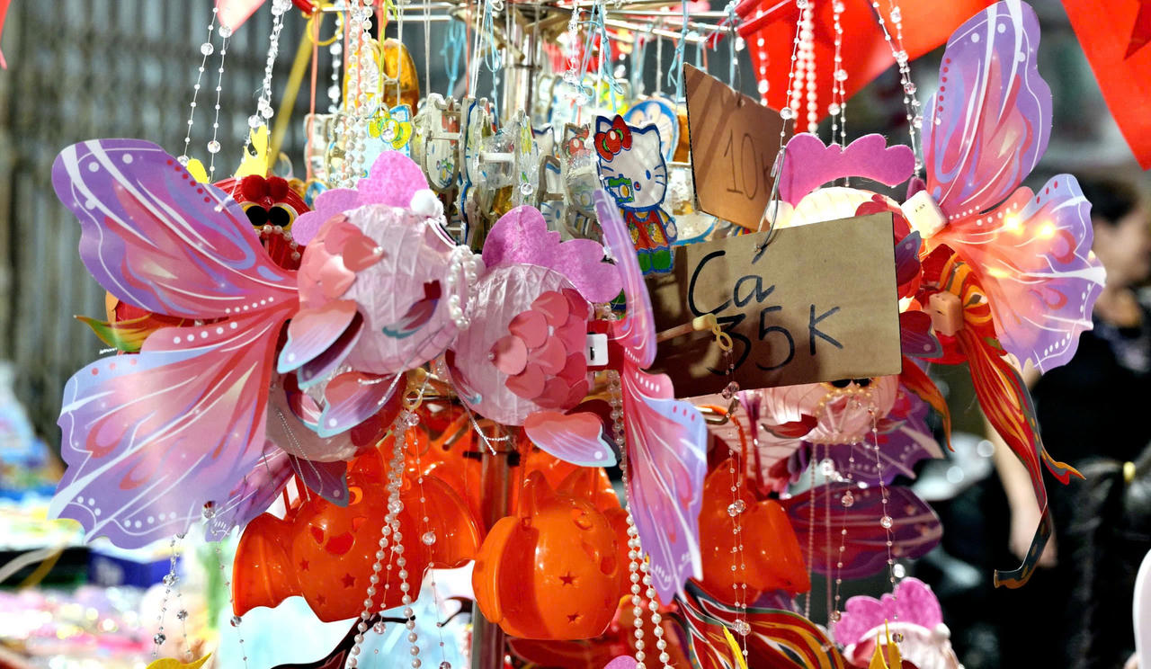 Giới trẻ đổ xô lên Hàng Mã 'check in' trước Tết Trung thu