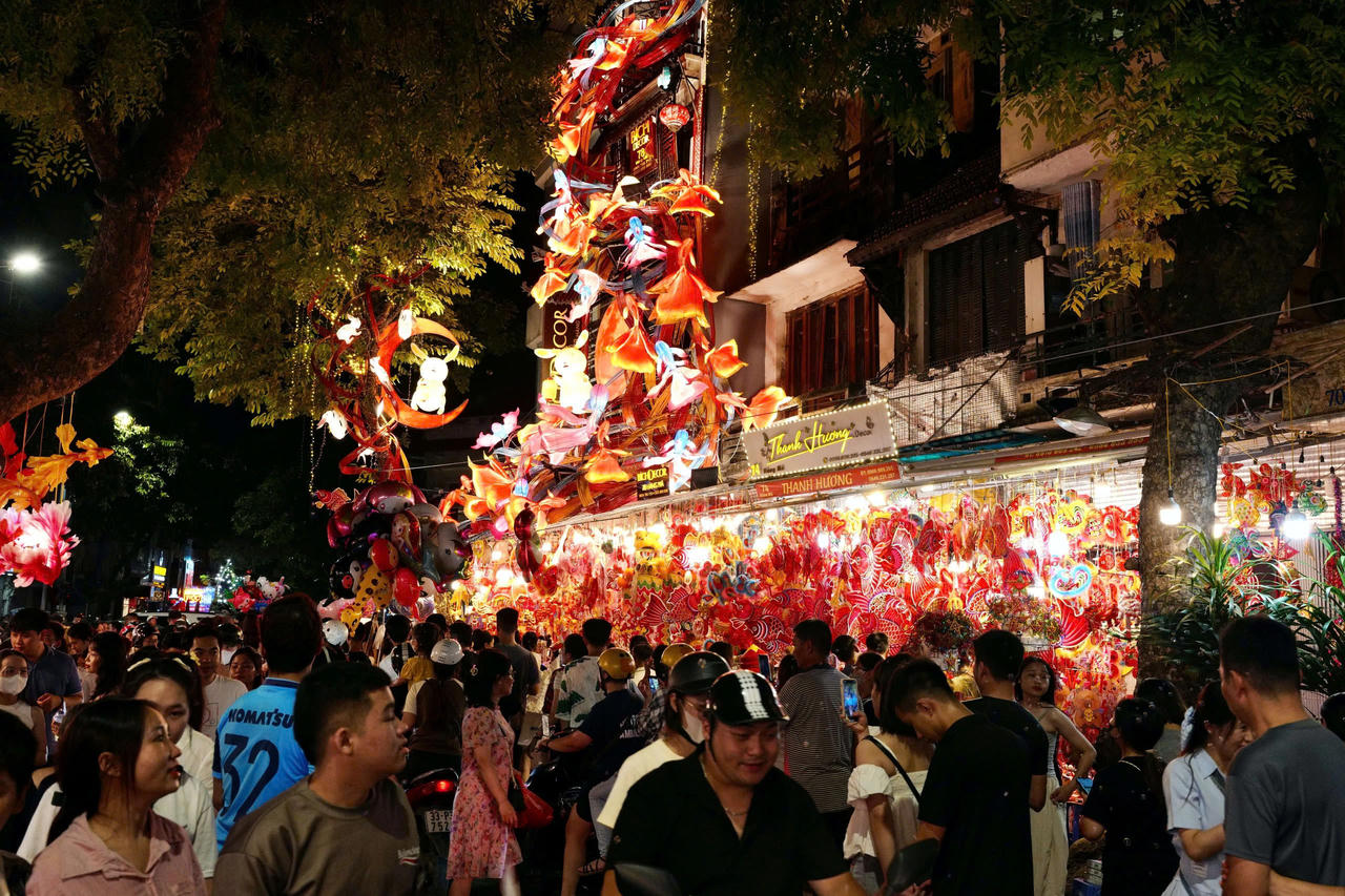 Giới trẻ đổ xô lên Hàng Mã 'check in' trước Tết Trung thu