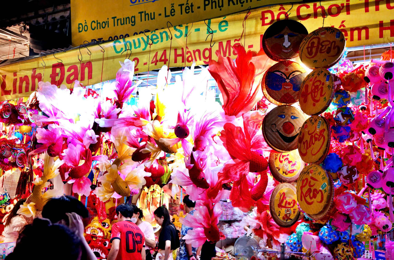 Giới trẻ đổ xô lên Hàng Mã 'check in' trước Tết Trung thu