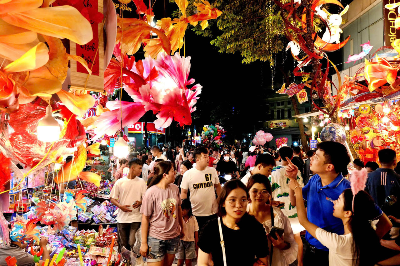 Giới trẻ đổ xô lên Hàng Mã 'check in' trước Tết Trung thu