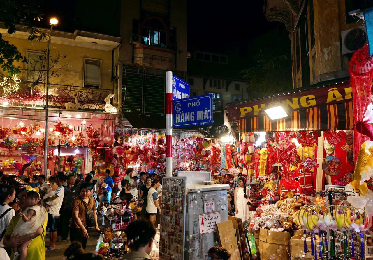 Giới trẻ đổ xô lên Hàng Mã 'check in' trước Tết Trung thu