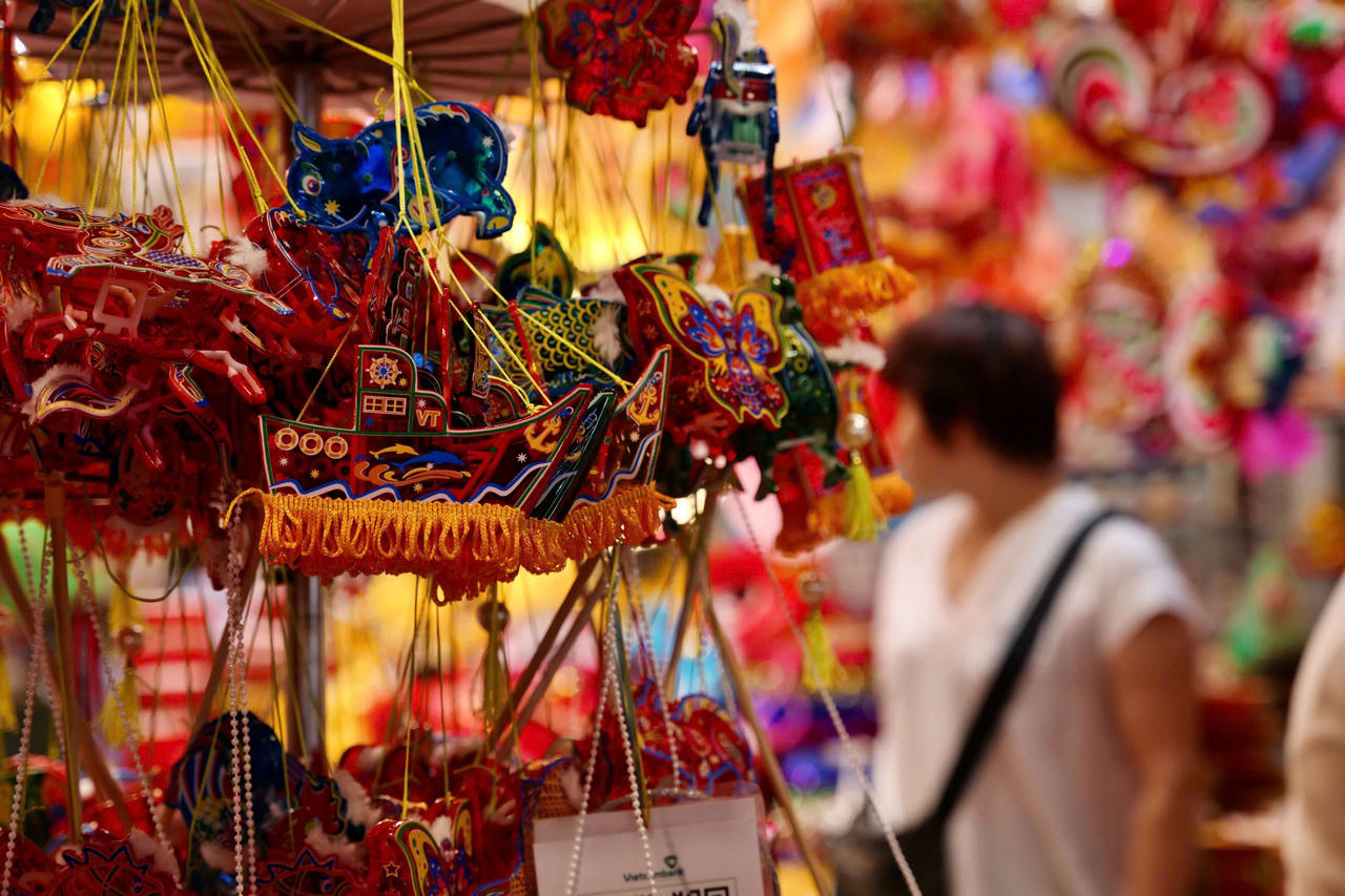 Giới trẻ đổ xô lên Hàng Mã 'check in' trước Tết Trung thu