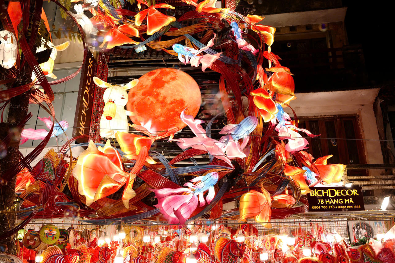 Giới trẻ đổ xô lên Hàng Mã 'check in' trước Tết Trung thu