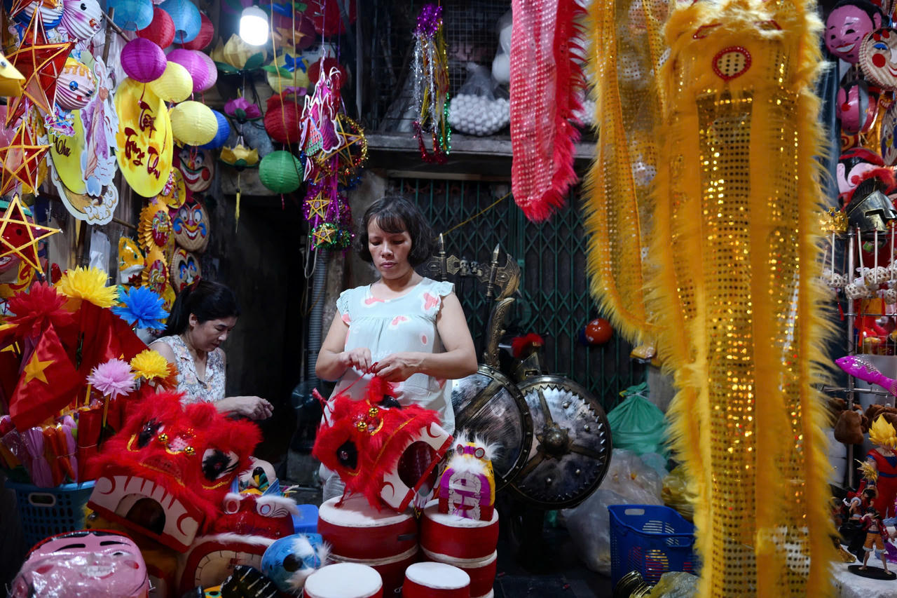 Giới trẻ đổ xô lên Hàng Mã 'check in' trước Tết Trung thu