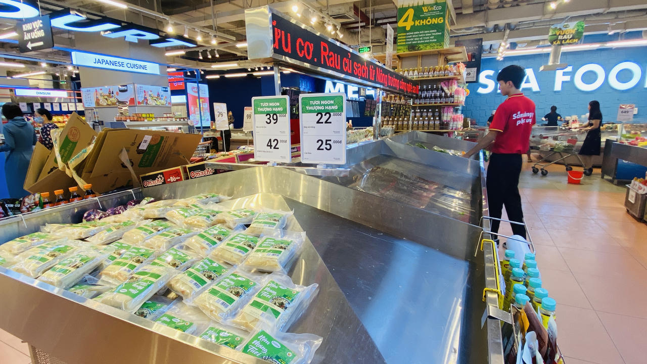 Người dân đổ xô mua thực phẩm tích trữ trước khi bão về