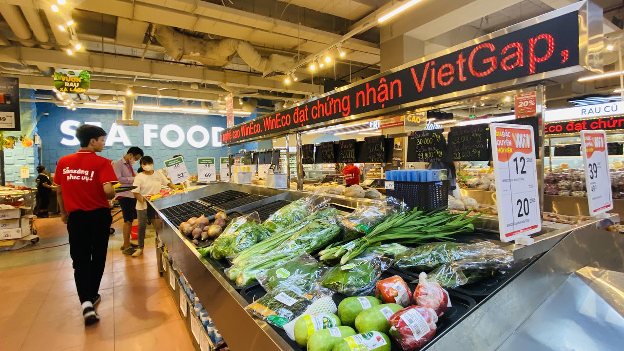 Người dân đổ xô mua thực phẩm tích trữ trước khi bão về