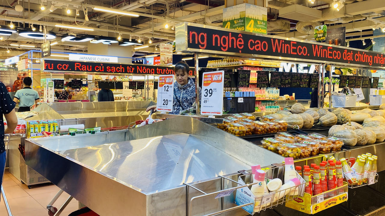 Người dân đổ xô mua thực phẩm tích trữ trước khi bão về