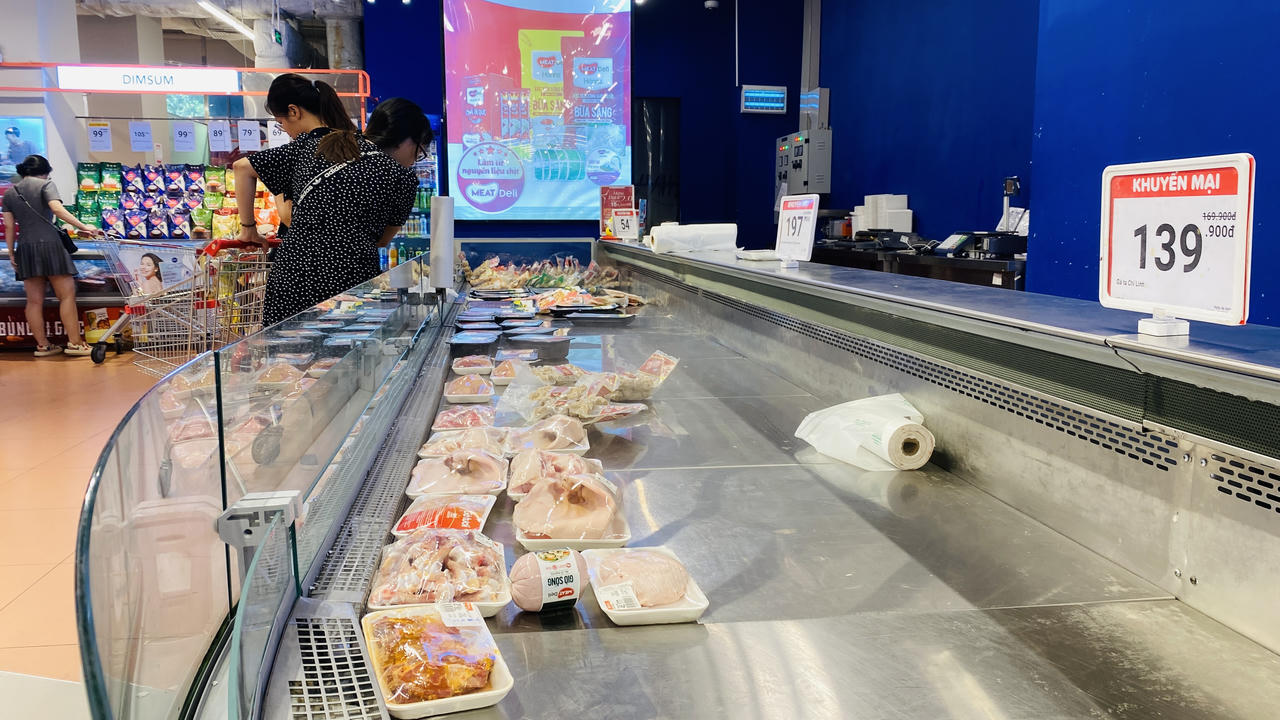 Người dân đổ xô mua thực phẩm tích trữ trước khi bão về