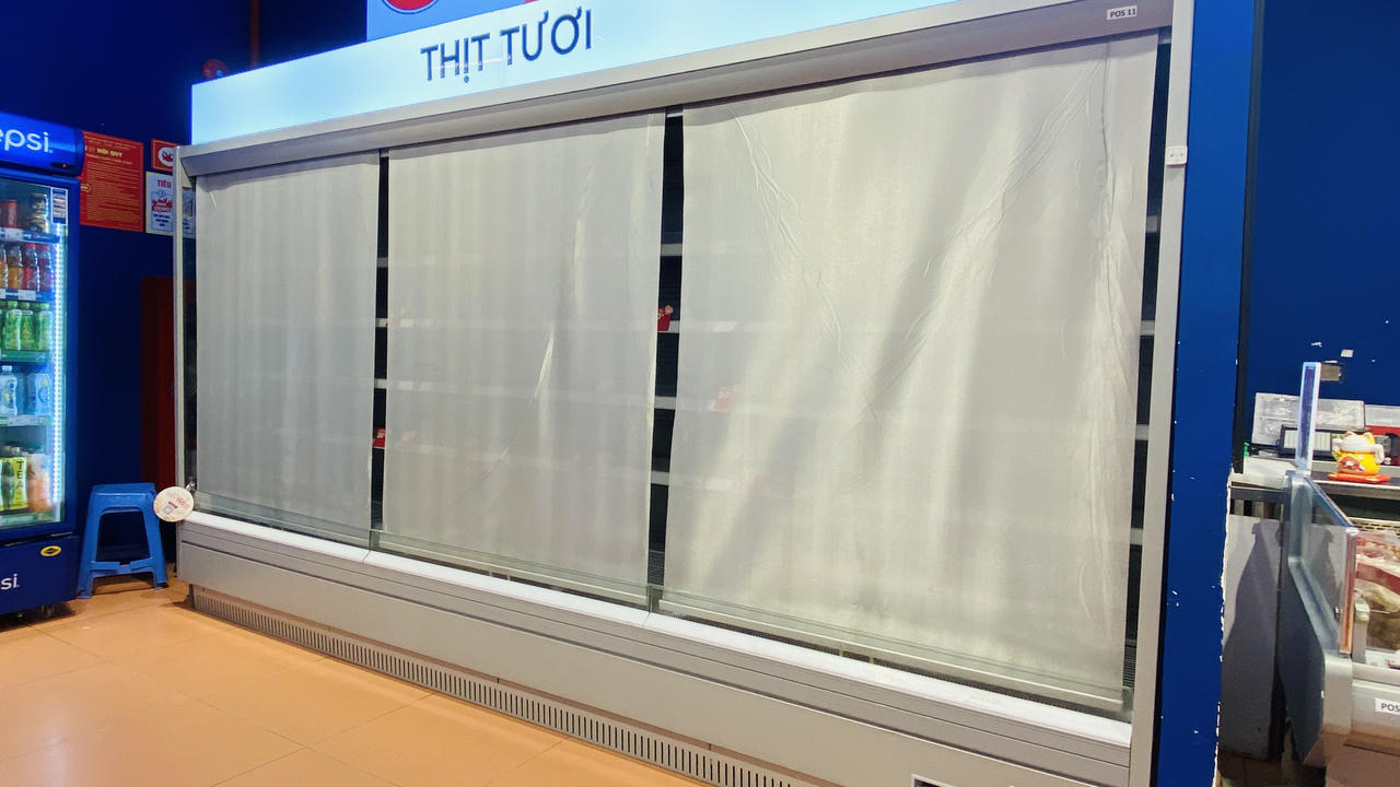 Người dân đổ xô mua thực phẩm tích trữ trước khi bão về