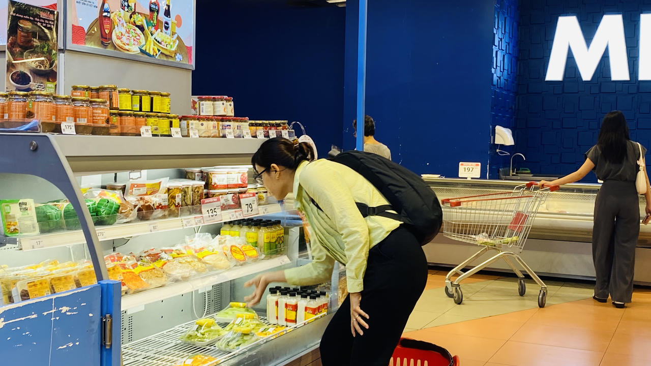 Người dân đổ xô mua thực phẩm tích trữ trước khi bão về