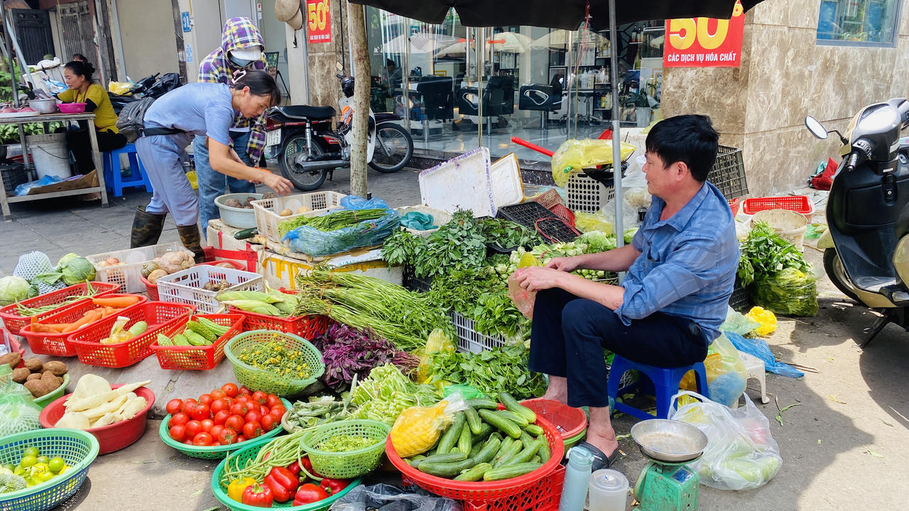 Người dân đổ xô mua thực phẩm tích trữ trước khi bão về