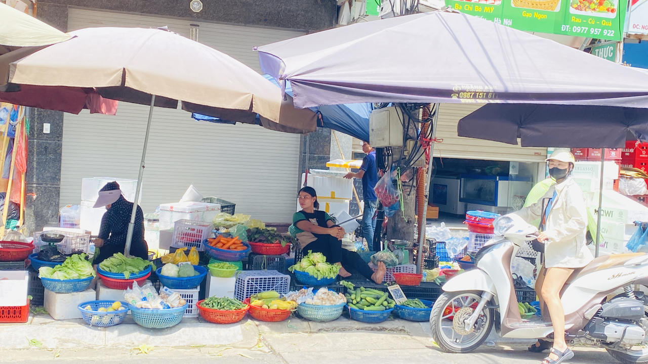 Người dân đổ xô mua thực phẩm tích trữ trước khi bão về