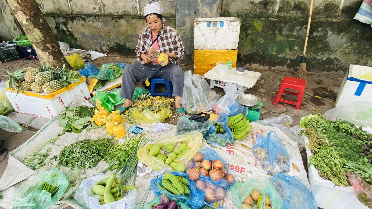 Người dân đổ xô mua thực phẩm tích trữ trước khi bão về