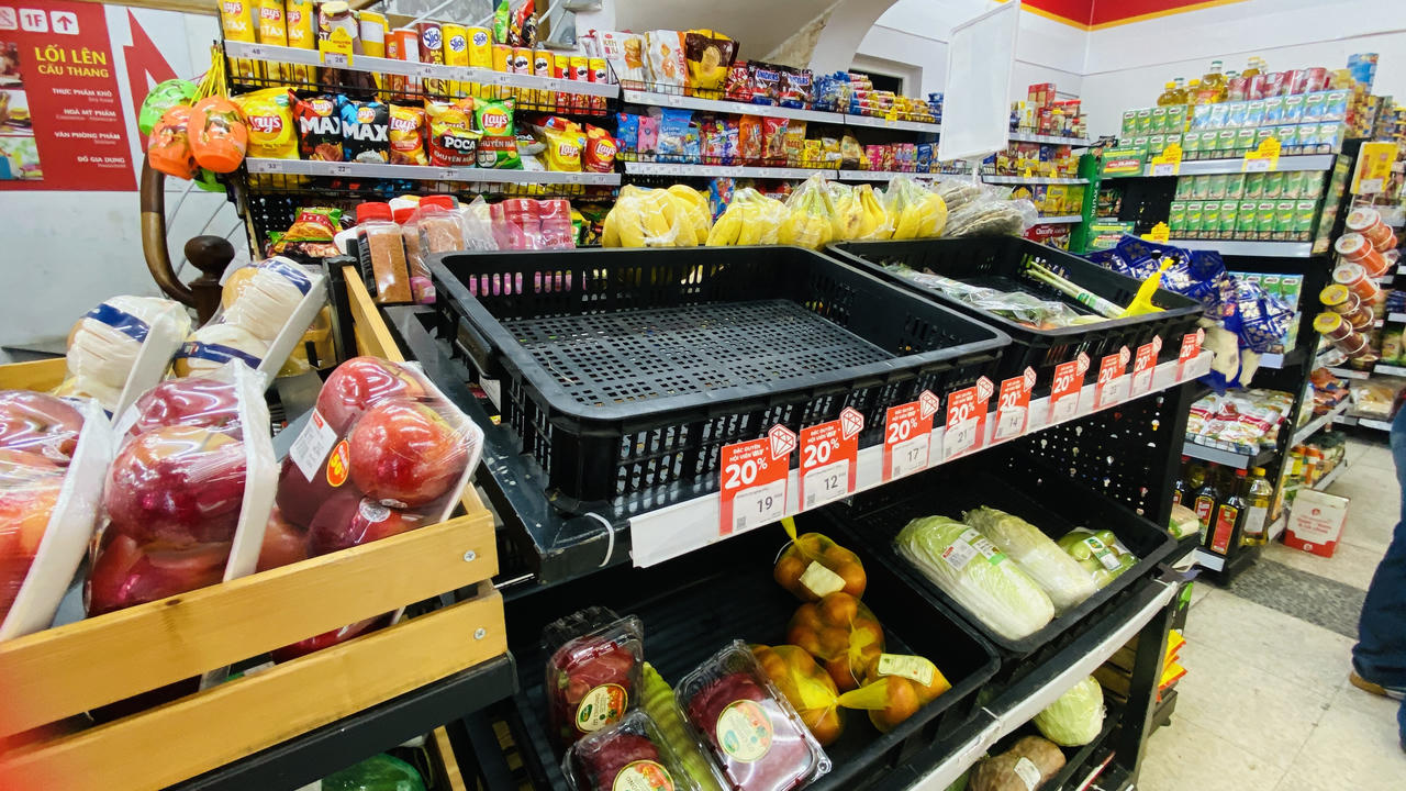 Người dân đổ xô mua thực phẩm tích trữ trước khi bão về