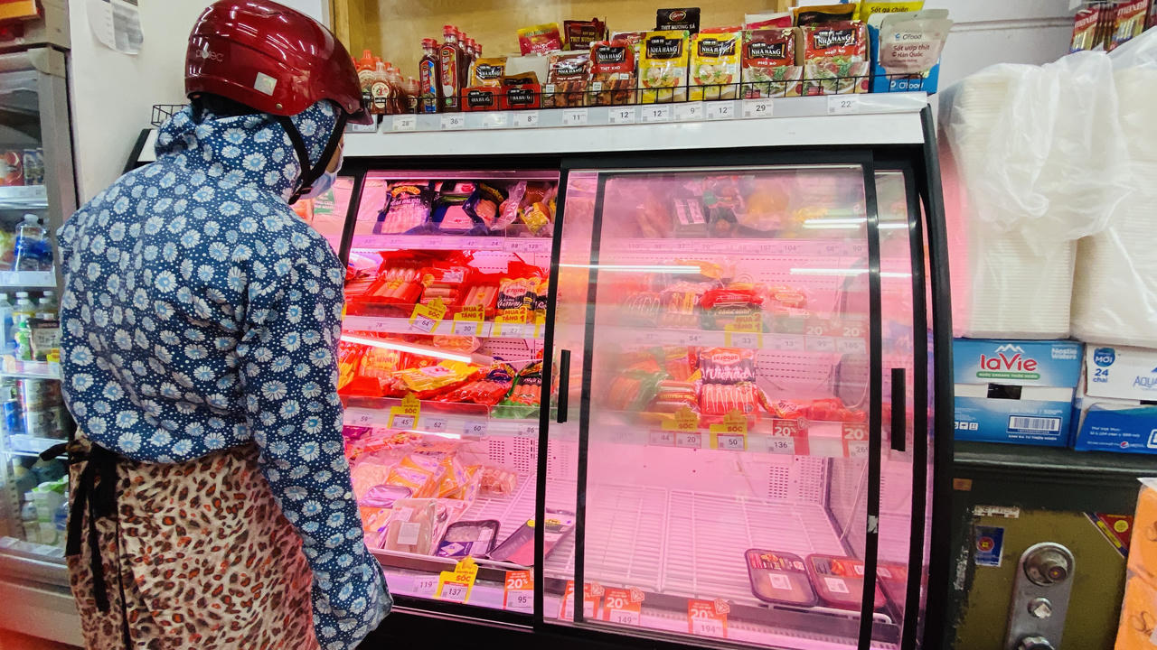 Người dân đổ xô mua thực phẩm tích trữ trước khi bão về