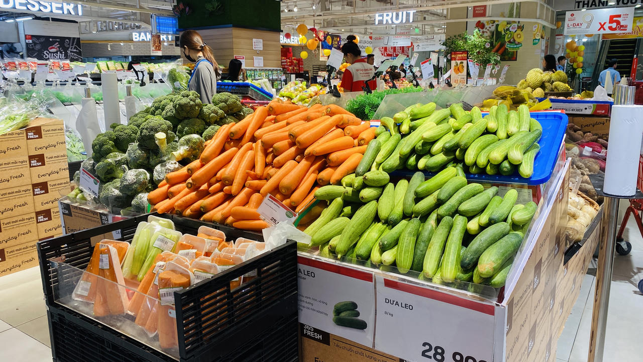 Người dân đổ xô mua thực phẩm tích trữ trước khi bão về