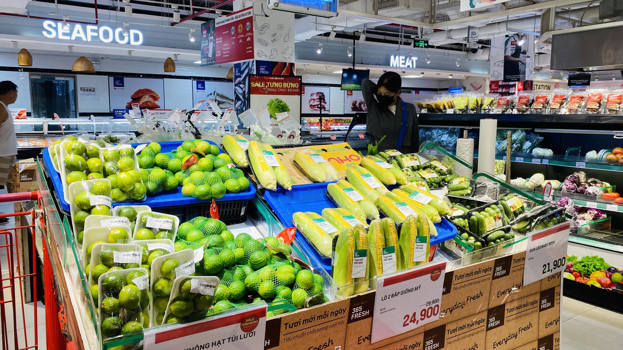 Người dân đổ xô mua thực phẩm tích trữ trước khi bão về