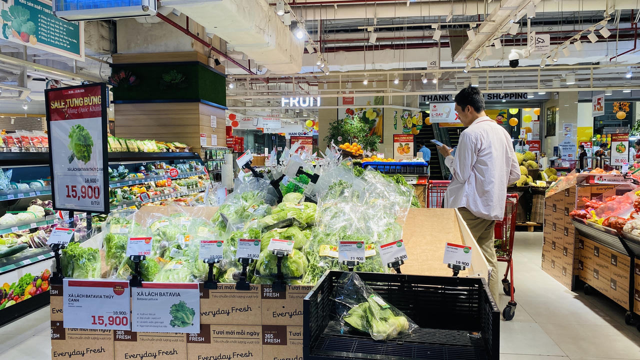 Người dân đổ xô mua thực phẩm tích trữ trước khi bão về