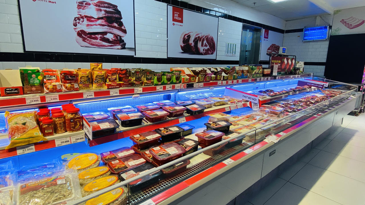 Người dân đổ xô mua thực phẩm tích trữ trước khi bão về