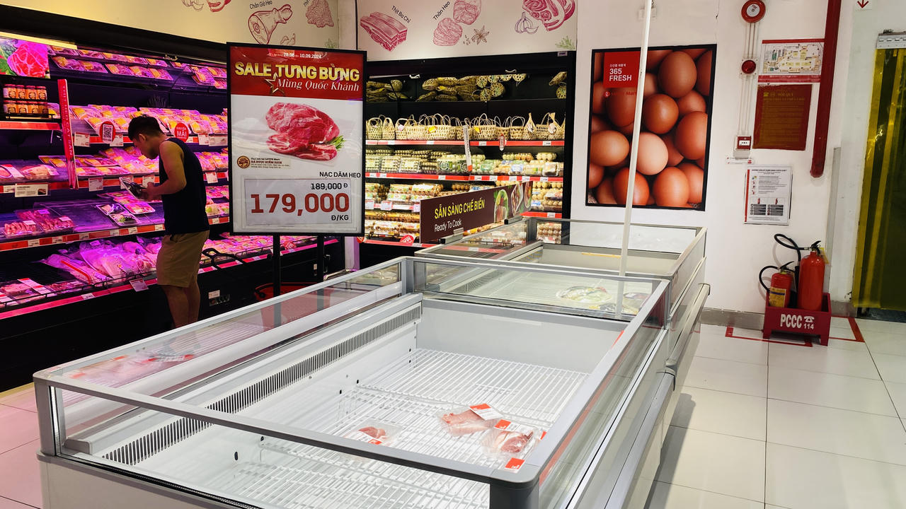 Người dân đổ xô mua thực phẩm tích trữ trước khi bão về