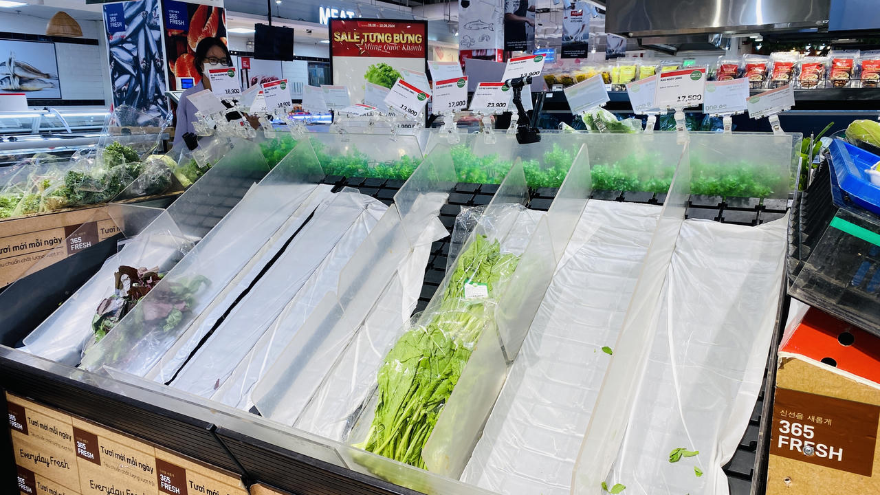 Người dân đổ xô mua thực phẩm tích trữ trước khi bão về