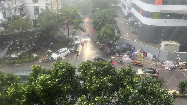 Loạt cây gãy đổ ở Hà Nội trước khi bão số 3 đổ bộ