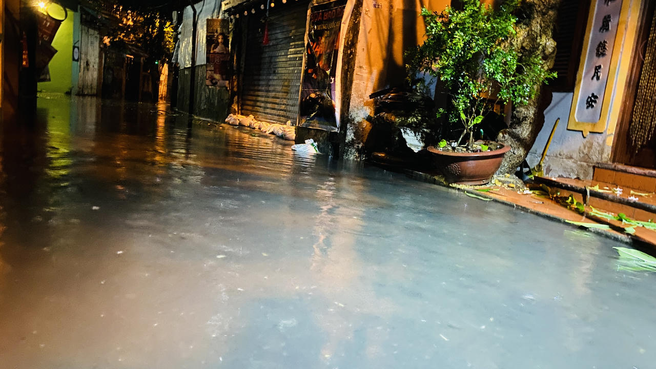 Đề phòng ngập lụt trên loạt tuyến phố ở Hà Nội 