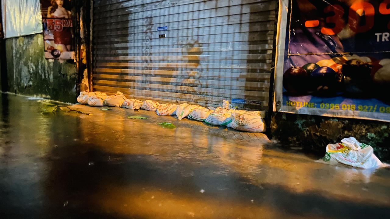 Đề phòng ngập lụt trên loạt tuyến phố ở Hà Nội 