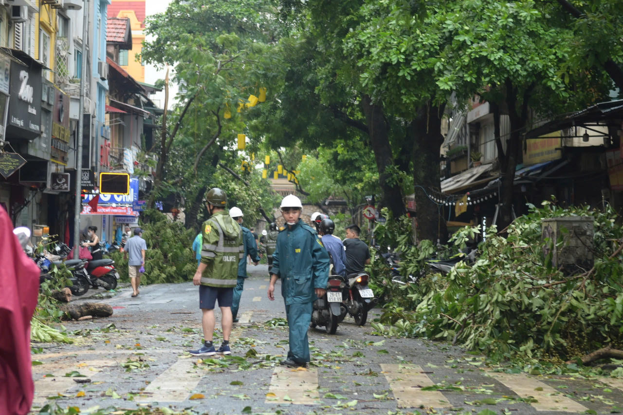 Người dân Hà Nội chung tay hỗ trợ lực lượng chức năng khắc phục hậu quả sau bão