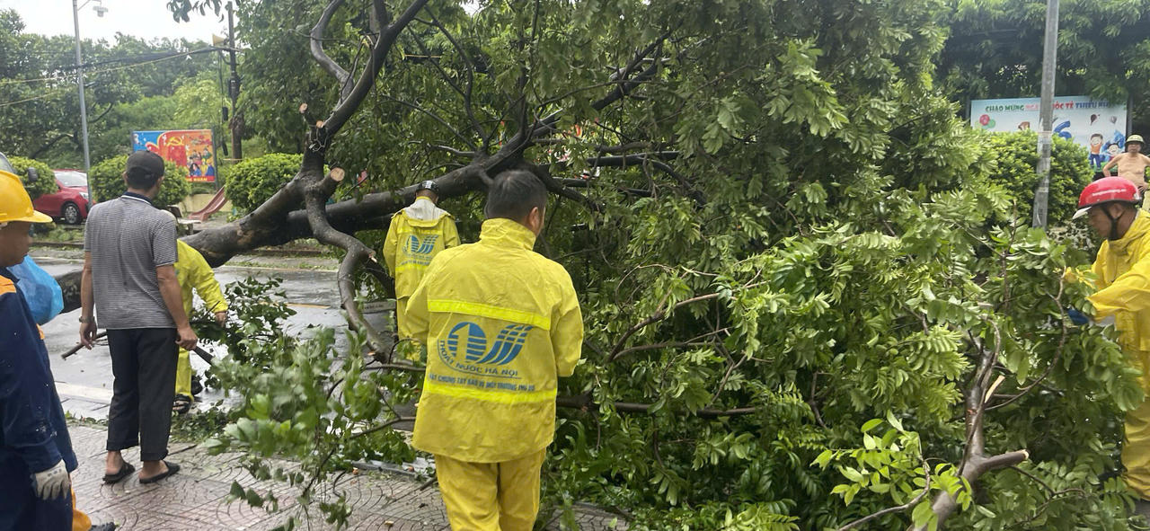Người dân Hà Nội chung tay hỗ trợ lực lượng chức năng khắc phục hậu quả sau bão