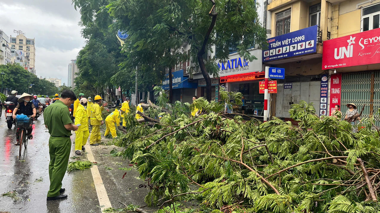 Người dân Hà Nội chung tay hỗ trợ lực lượng chức năng khắc phục hậu quả sau bão