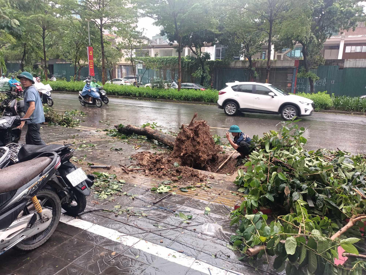 Người dân Hà Nội chung tay hỗ trợ lực lượng chức năng khắc phục hậu quả sau bão