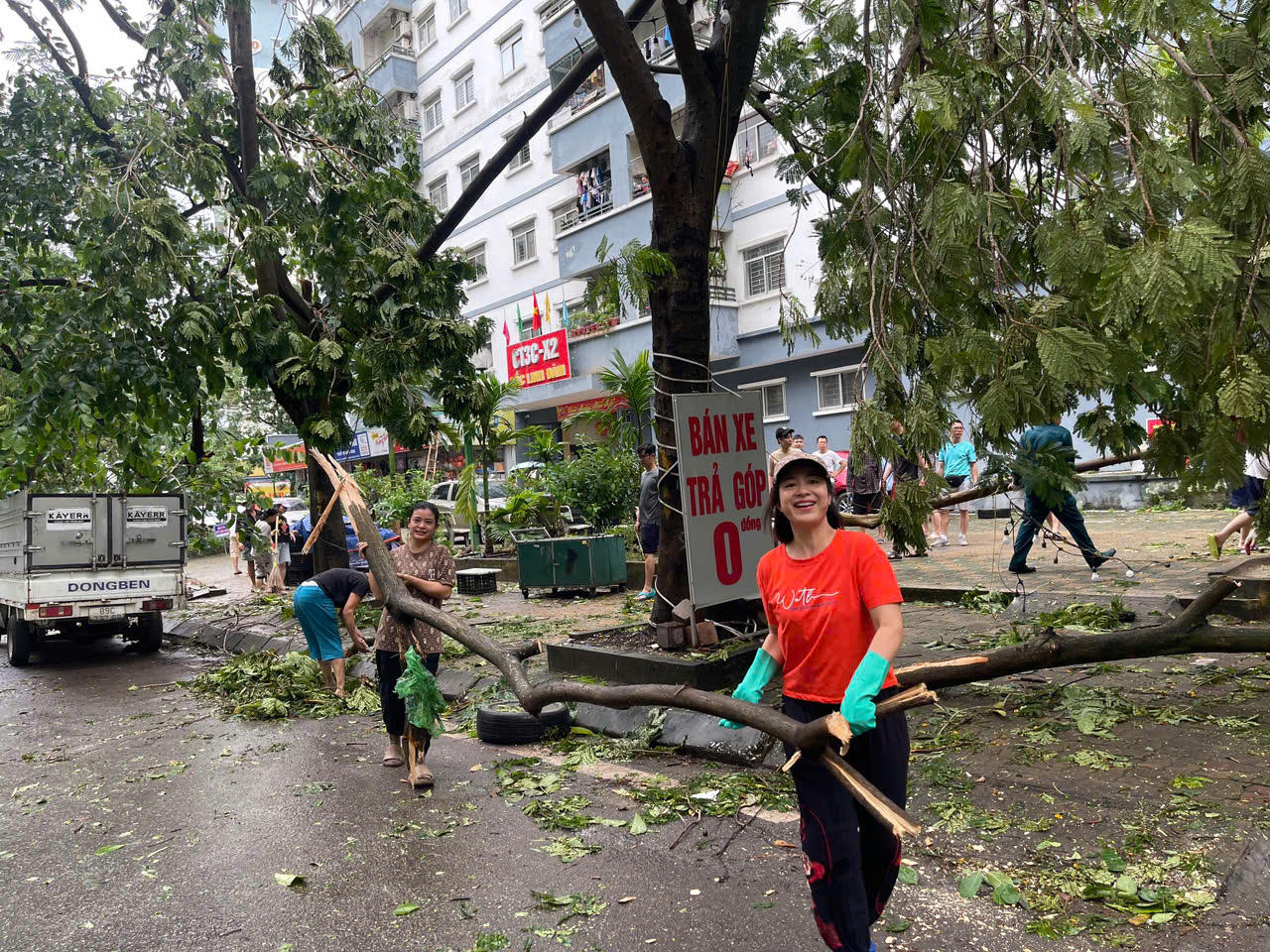 Người dân Hà Nội chung tay hỗ trợ lực lượng chức năng khắc phục hậu quả sau bão