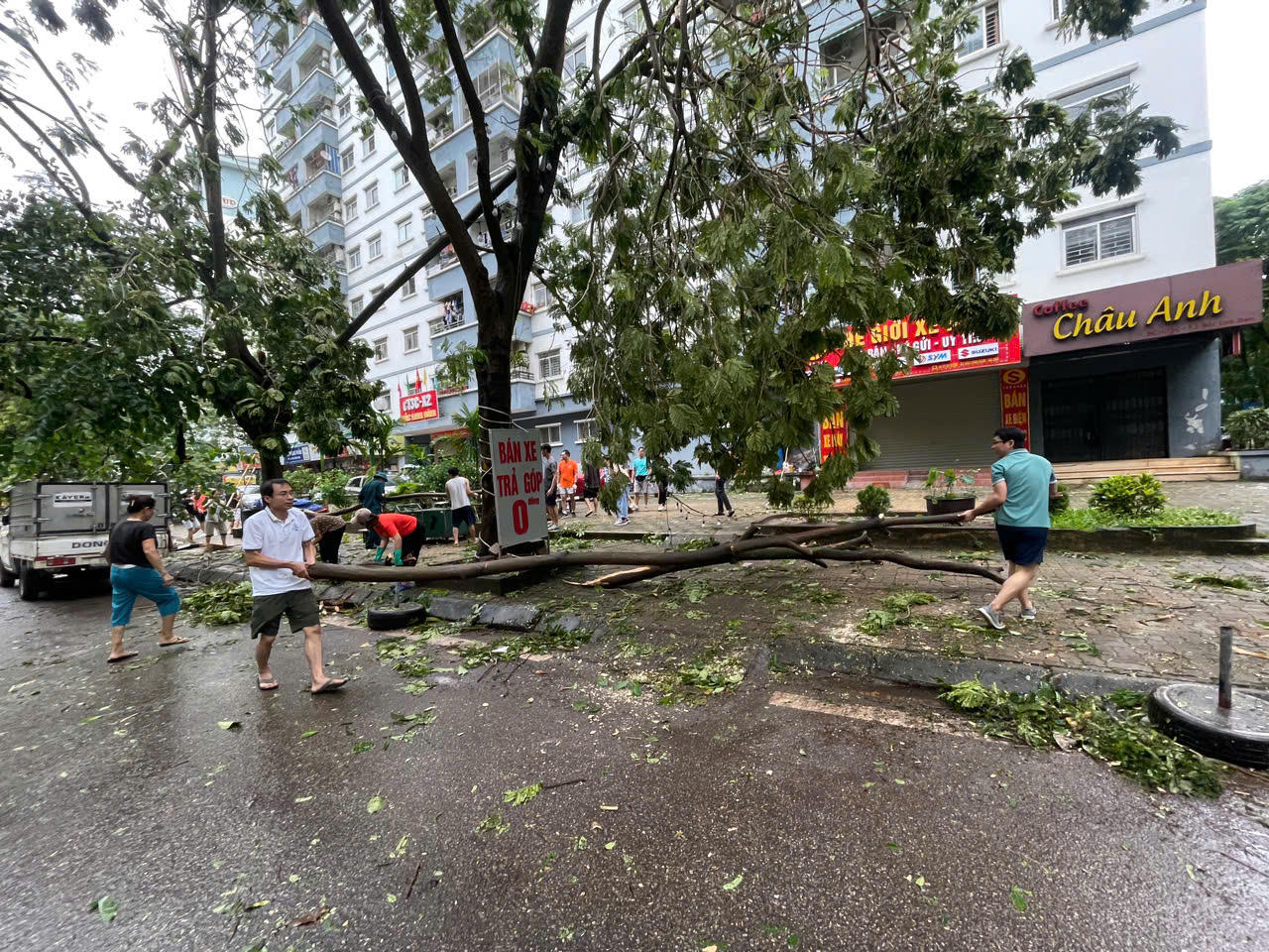 Người dân Hà Nội chung tay hỗ trợ lực lượng chức năng khắc phục hậu quả sau bão
