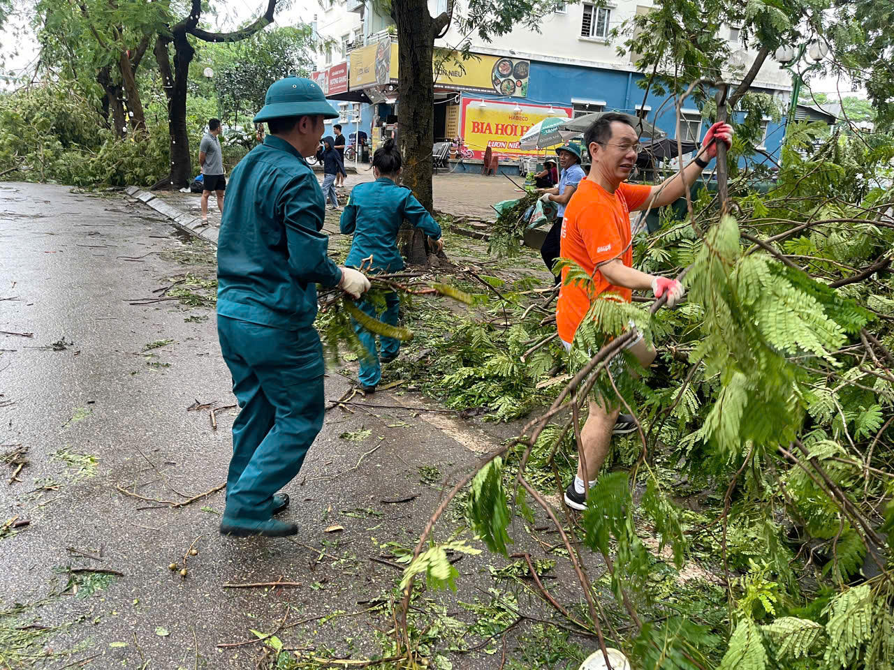 Người dân Hà Nội chung tay hỗ trợ lực lượng chức năng khắc phục hậu quả sau bão