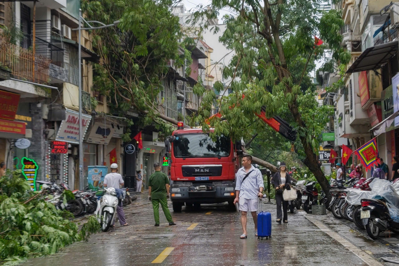 Người dân Hà Nội chung tay hỗ trợ lực lượng chức năng khắc phục hậu quả sau bão