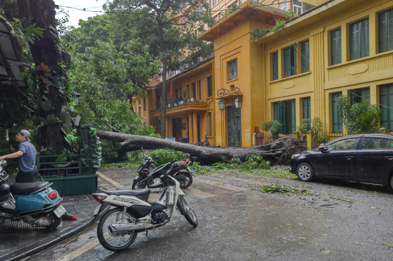 Người dân Hà Nội chung tay hỗ trợ lực lượng chức năng khắc phục hậu quả sau bão