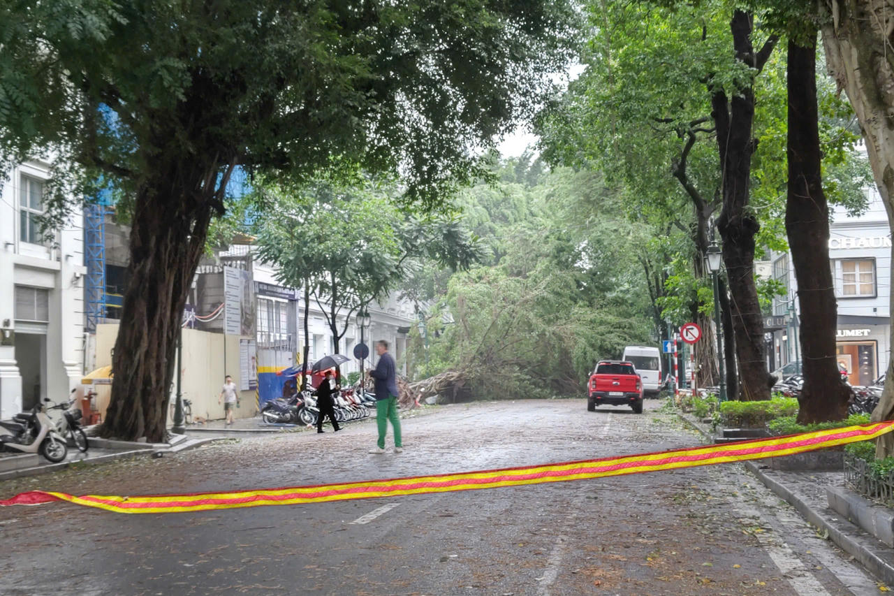Người dân Hà Nội chung tay hỗ trợ lực lượng chức năng khắc phục hậu quả sau bão