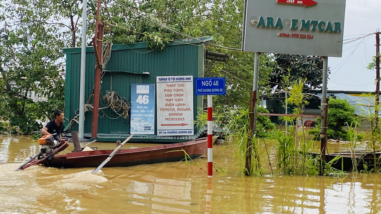 Nước lũ sông Hồng lên nhanh, người dân 'vùng ven' sông bình tĩnh chống lũ