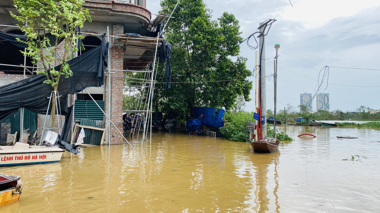 Nước lũ sông Hồng lên nhanh, người dân 'vùng ven' sông bình tĩnh chống lũ