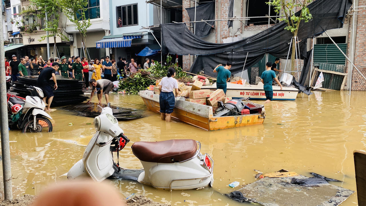 Nước lũ sông Hồng lên nhanh, người dân 'vùng ven' sông bình tĩnh chống lũ