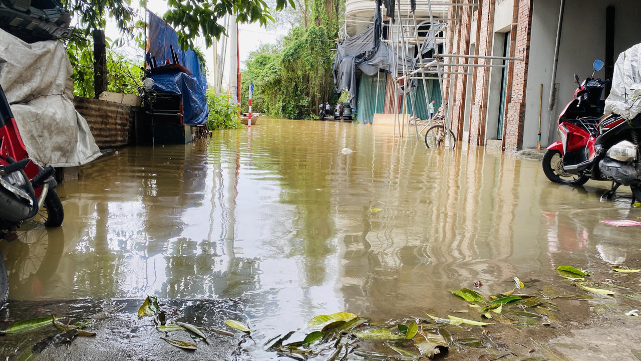 Nước lũ sông Hồng lên nhanh, người dân 'vùng ven' sông bình tĩnh chống lũ