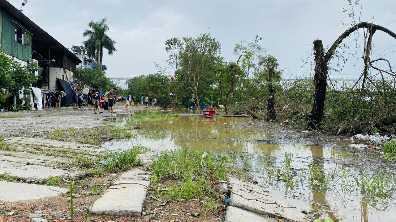 Nước lũ sông Hồng lên nhanh, người dân 'vùng ven' sông bình tĩnh chống lũ