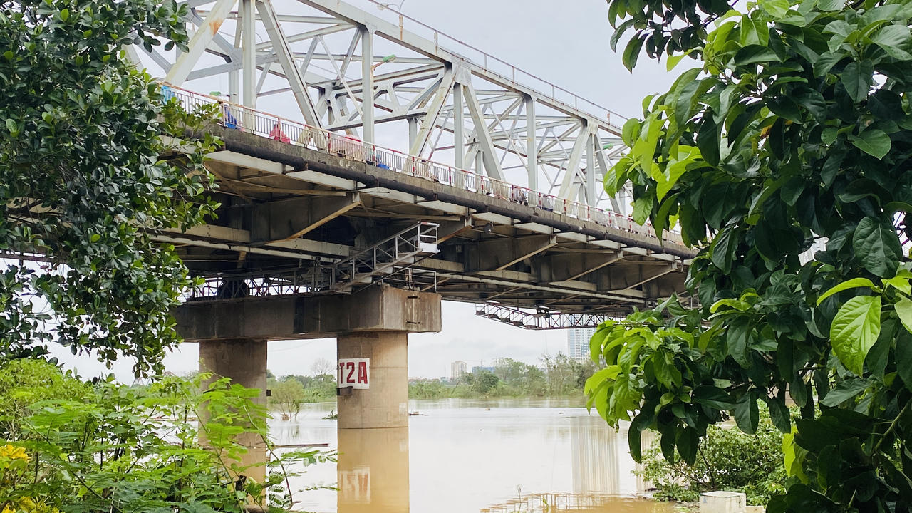 Nước lũ sông Hồng lên nhanh, người dân 'vùng ven' sông bình tĩnh chống lũ