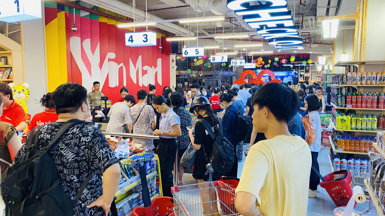 Người Hà Nội lại ‘đổ xô’ tích trữ thực phẩm sau bão