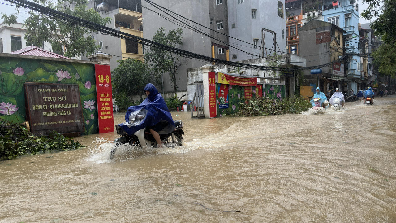Nước dâng cao đã ngập úng các khu vực ven sông Hồng 
